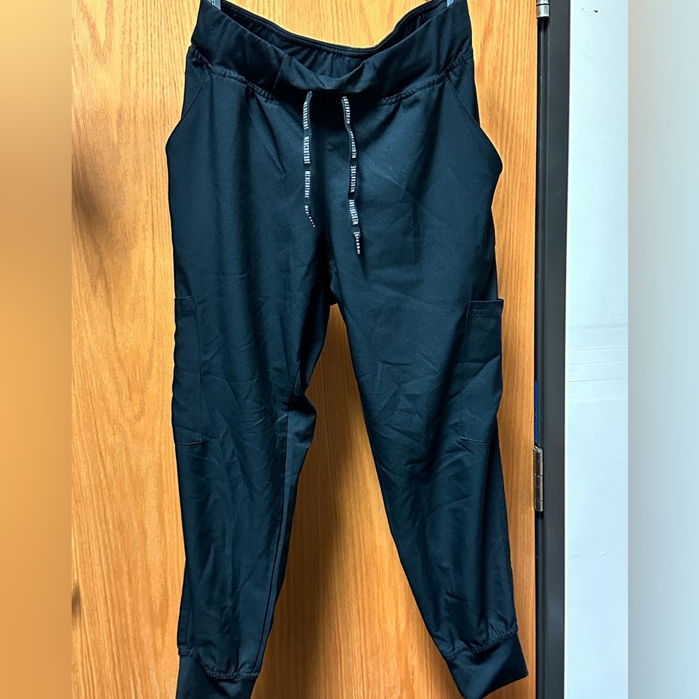 Medcouture Insight. Women’s size small black jogger scrub pant.